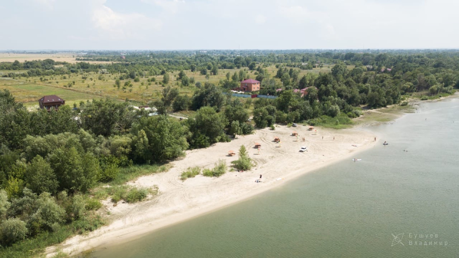 Песчаный пляж на берегу Дона